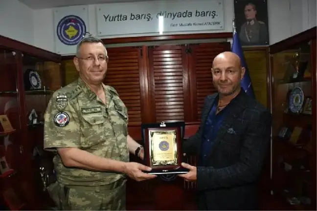 Ediz Hun, Çağan Irmak ve Yiğit Özşener'den Kosova'da Görevli Türk Askerine Ziyaret