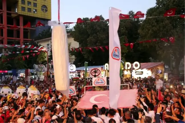 Kahramanmaraş'ta Dondurmadan Türk Bayrağı Rekoru
