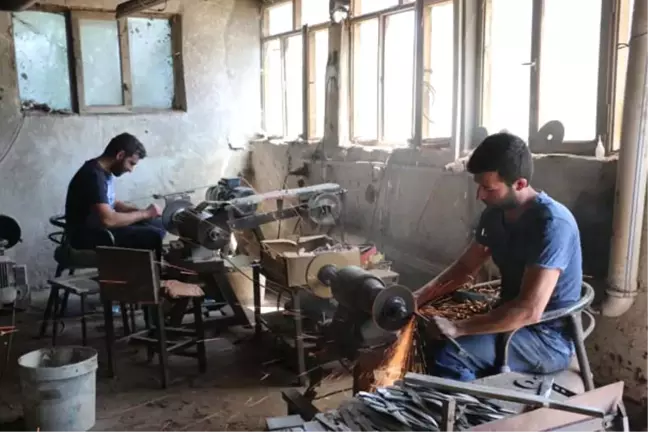 Kamyon Makasından Satır, Tren Rayından Bıçak Yapıyor