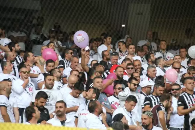 Beşiktaşlı Taraftarlar Balon Uçurdu