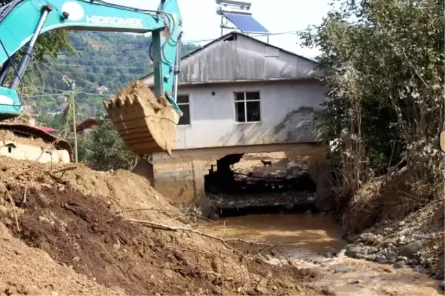 Arhavi'de Dere Yatağı Üzerindeki Yapı Kabus Oldu