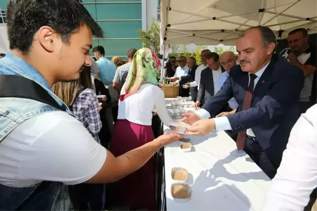 Pamukkale Belediyesi, Üniversiteli Gençlere Aşure İkram Etti