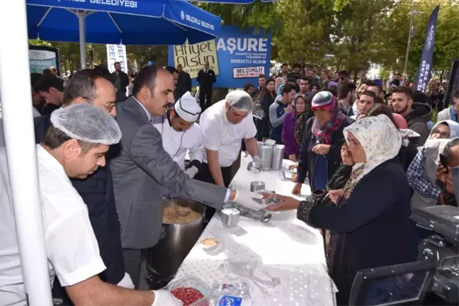 Selçuklu Gençlik Meclisi'nden Öğrencilere Aşure İkramı