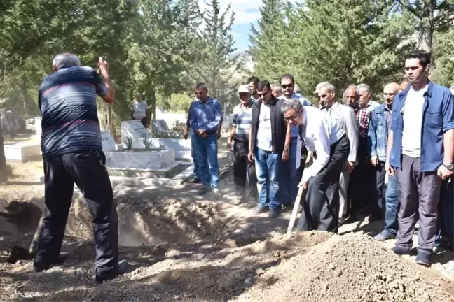 Vali Su, Emekli Vali-müsteşar Yalçın'ın Cenaze Törenine Katıldı