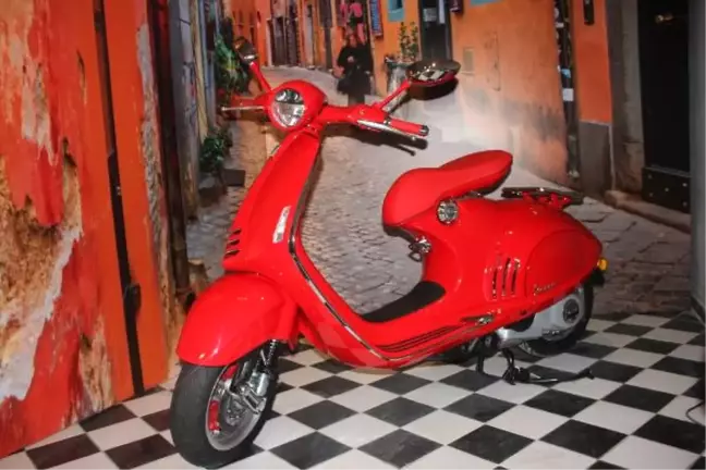 Hıv'e Karşı Farkındalık İçin Üretilen 'Vespa 946 Red', Tasarım Tomtom Sokakta'da Sergileniyor