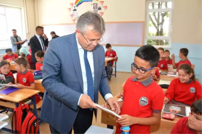 Öğrencilere Ders Anlatan Defter