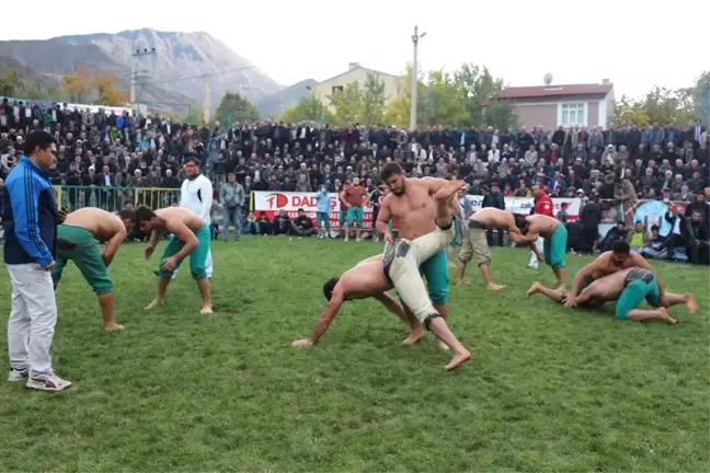 Uzundere'de Karakucak Güreşleri Nefes Kesti