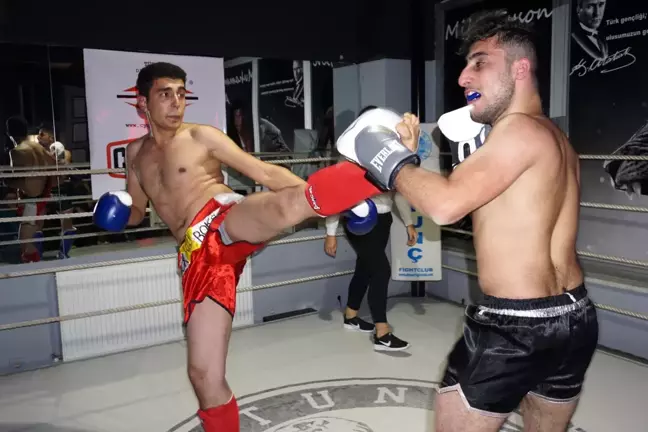 Ataşehir'de Kickboks ve Boks Gecesi Gerçekleşti