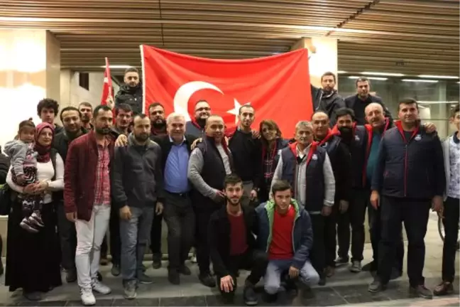 Babası Lösemi Tedavisi Gören Genci, Sosyal Medya Grubu Askere Uğurladı
