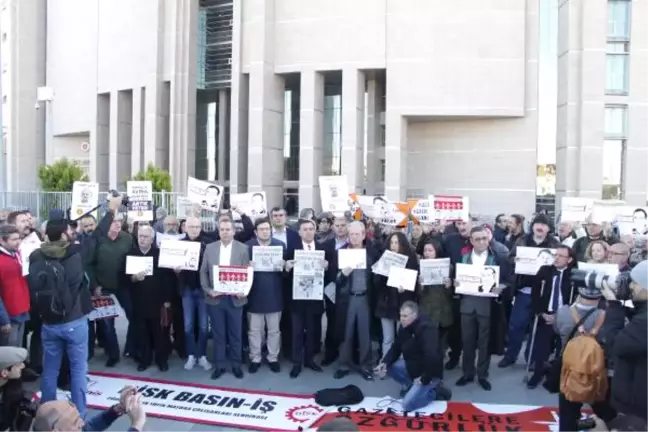 Cumhuriyet Gazetesi Davası Öncesi Adliye Önünde Açıklama