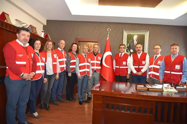 Karşıyakalı Yöneticilerden Kızılay'a Anlamlı Destek