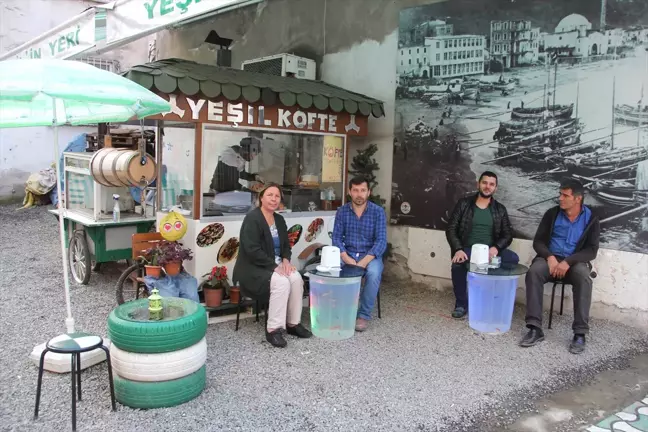 Müşterilerini Akvaryum Masalarda Ağırlıyor