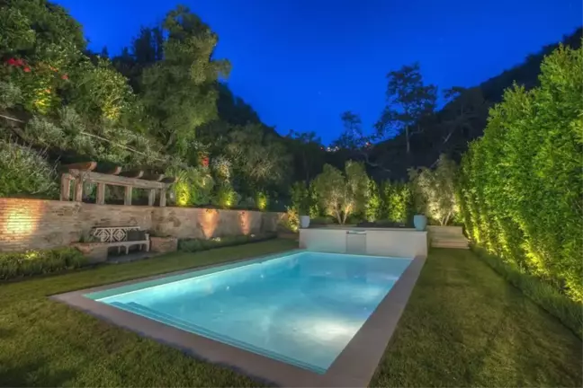Bel Air'de Bir Cennet: Reese Witherspoon'nun Muhteşem Malikanesi!