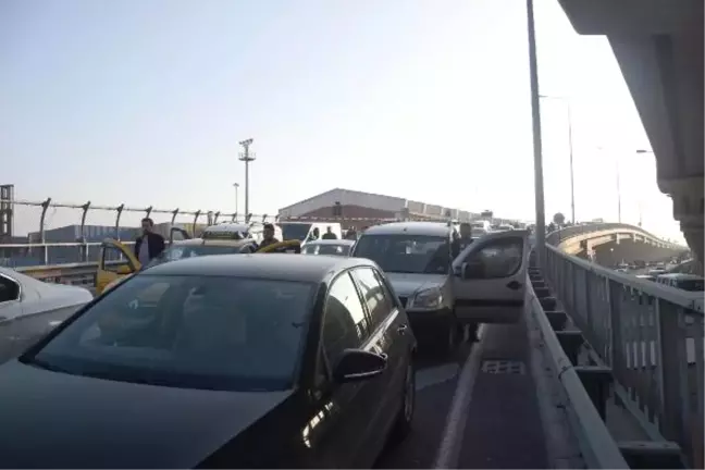 İzmir'de Hayat, Saat 09.05'te 1 Dakikalığına Durdu