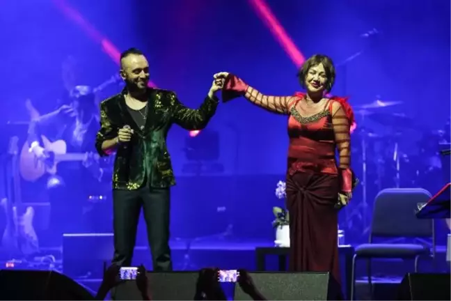 Nazan Öncel, Sahnede Tarkan'a ve Vefat Eden Eşi Akşit Togay'a Teşekkür Etti