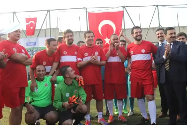 Bursa'da Eski Milli Futbolcular Cezaevinde Gösteri Maçı Yaptı