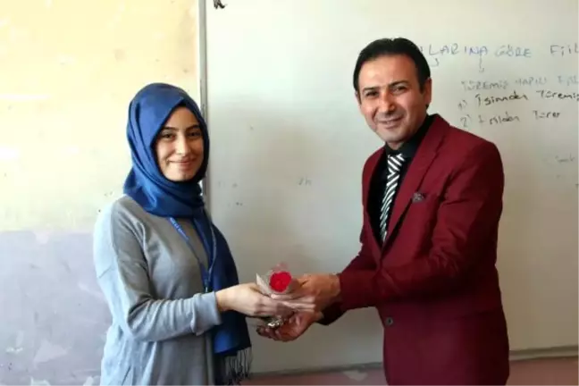 Silopi'de İşadamı Öğretmenlere Çiçek Dağıttı