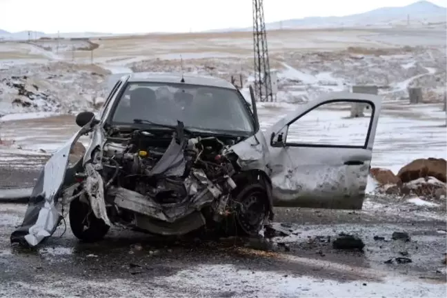 Ahlat'ta Minibüs ile Otomobil Çarpıştı: 1 Ölü, 2 Yaralı