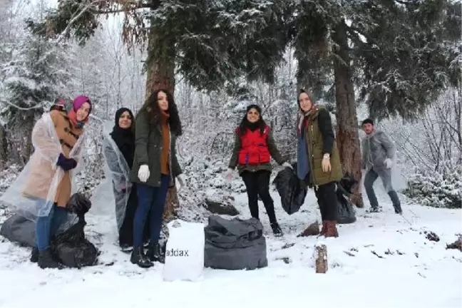 Artvin'de Üniversite Öğrencileri Doğaya Yiyecek Bıraktı