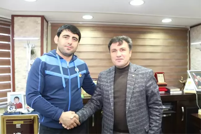 Milli Güreşçiye Altın Ödülü