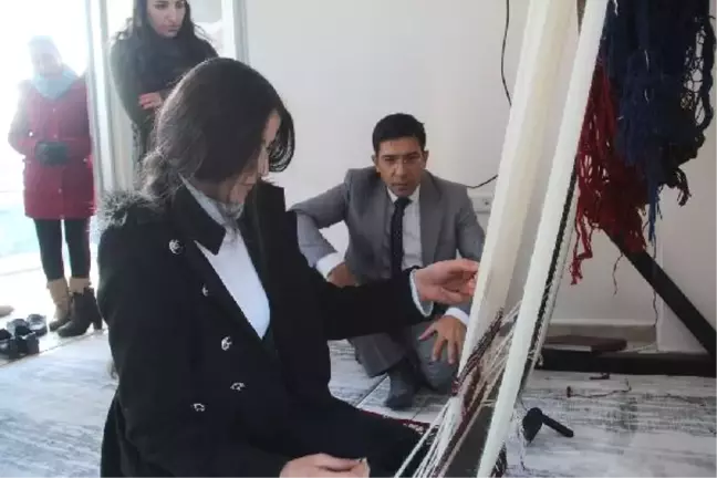 Kaymakam, Kursiyerlerle Birlikte Kilim Dokudu