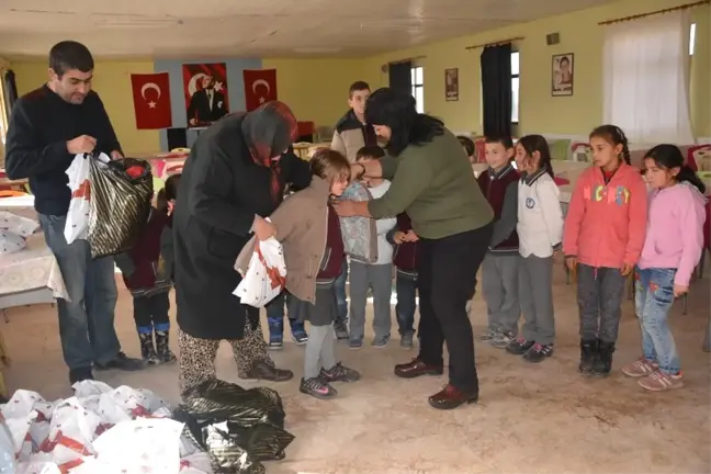 Korender 30 Öğrenciyi Giydirdi