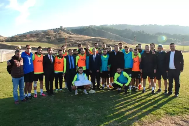 Vali Kalkancı'dan Adıyaman 1954 Spor Oyuncularına Baklava İkramı