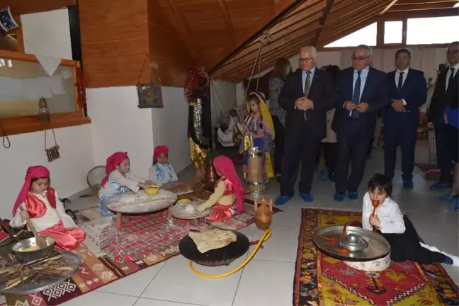 Minik Öğrenciler Yerli Malı Sergisi Açtı