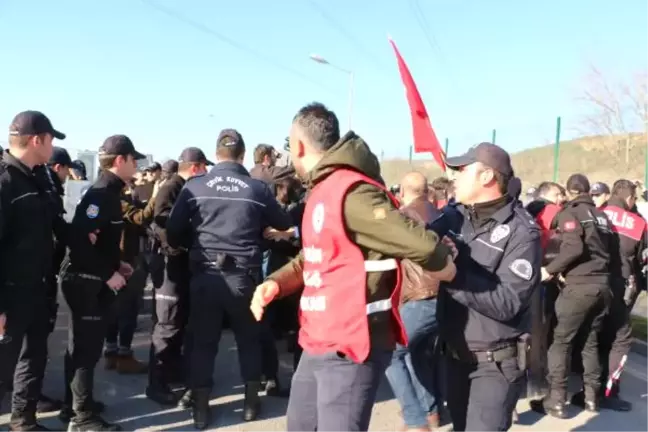 Polis, Ankara'ya Yürümek İsteyen İşçilere Müdahale Etti: 33 Gözaltı