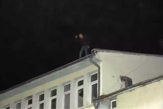 Çocuğunu Göremeyen Baba Çatıya Çıktı