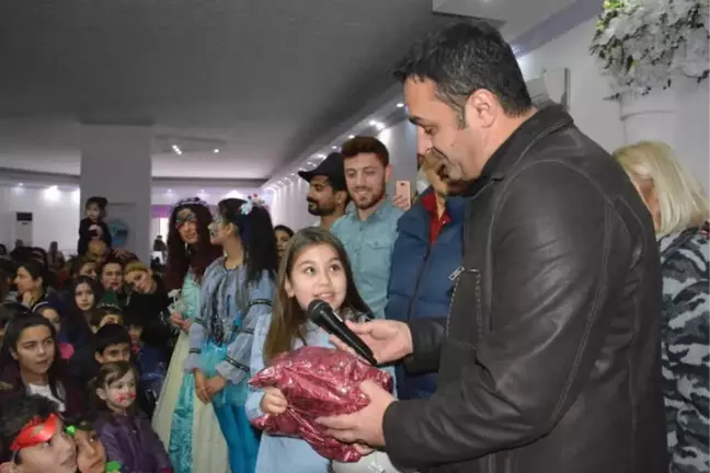 Yeni Yılda Çocuklar Hediyelerine Kavuştu