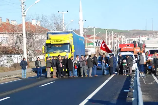 Mahalleli Bariyere Karşı Bu Kez Etten Duvar Ördü