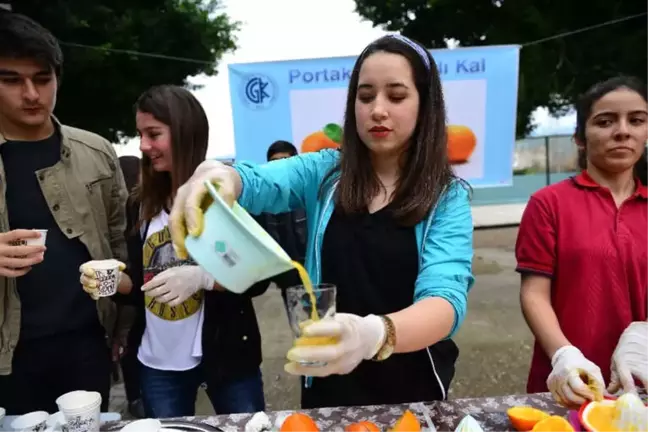 Gazlı İçecek İçmek Yerine Portakal Sıkıp İkram Ettiler