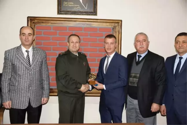 Yarbay Gümüş, Ayın Şoförüne Ödülünü Verdi