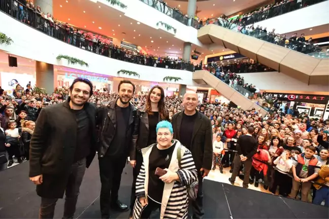 Cebimdeki Yabancı, Oyuncuları İzmir'de Coşkuyla Karşılandı!