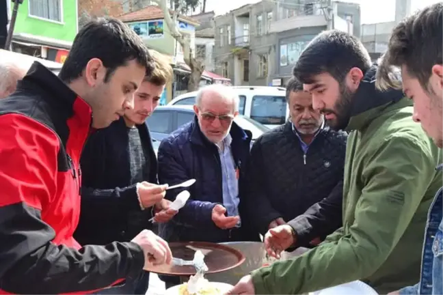Lapseki AK Parti Gençlik Kolları Afrin Zaferi İçin Pilav Dağıttı