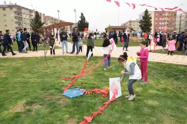 Yüzlerce Çocuk Şehit Arkadaşları İçin Uçurtma Uçurdu
