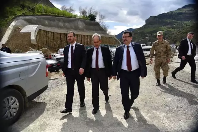 Trabzon'da Polis Aracının Dereye Devrilmesi