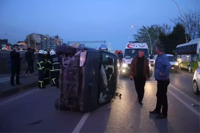 Kocaeli'de Minibüs Otomobile Çarptı: 3 Yaralı