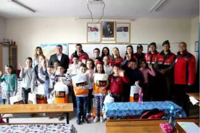 Türk Kızılayı'ndan Öğrencilere Yardım