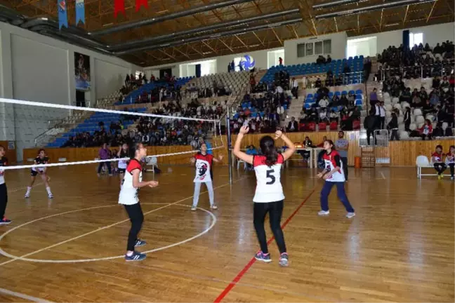Kumluca'da Küçük Kızlar Voleybol Müsabakaları Sona Erdi