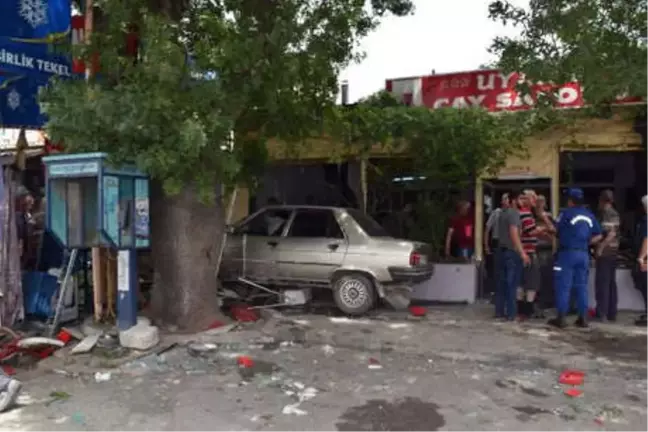 Otomobil Kahvehaneye Girdi: 2 Ölü