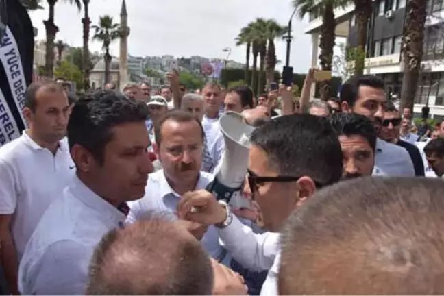 Memurlar, Büyükşehir Belediyesi'ne Siyah Çelenk Bıraktı