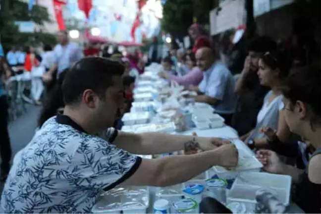 Kanada Büyükelçiliği ve Şişli Belediyesi Sokak İftarı Düzenledi
