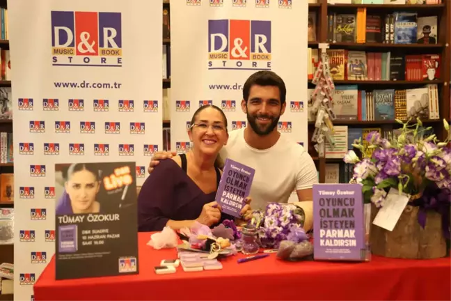 Tümay Özokur'u Yeni Kitabının İmza Gününde Ünlü Dostları Yalnız Bırakmadı