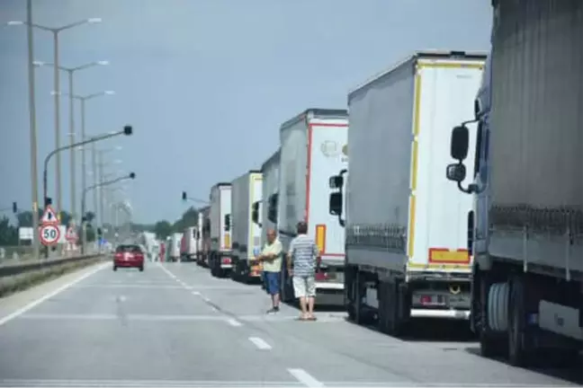 Tır Sürücüleri Kuyrukta Bayramlaştı
