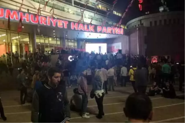 CHP Önünde Gerginlik Yaşandı