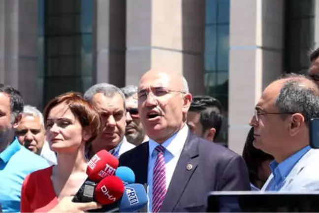 CHP'lilerden Eren Erdem'in Tutuklanmasına Adliye Önünde Protesto