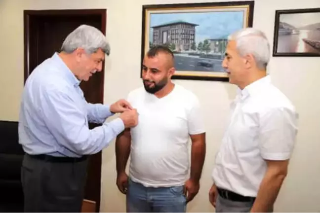 Kamyonla Araçlarının Önünü Kesip, Bankta Unuttukları Para Dolu Çantayı Teslim Etti