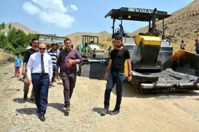 Hakkari'de Yol Asfaltlama Çalışması